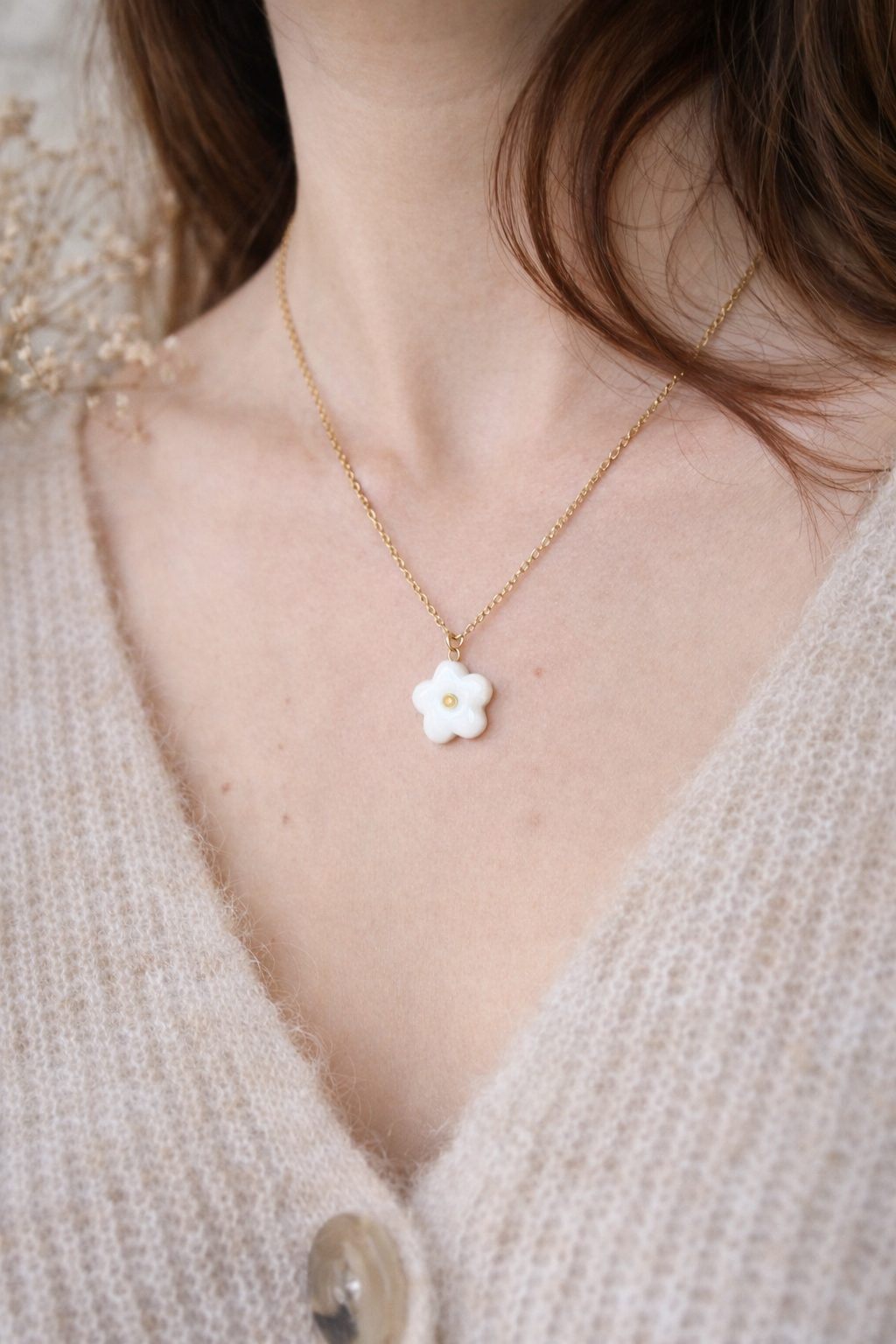 Collier délicat et peau douce