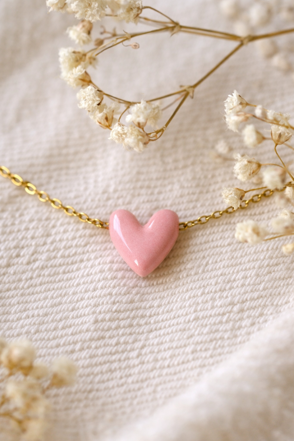 Collier délicat avec pendentif rose