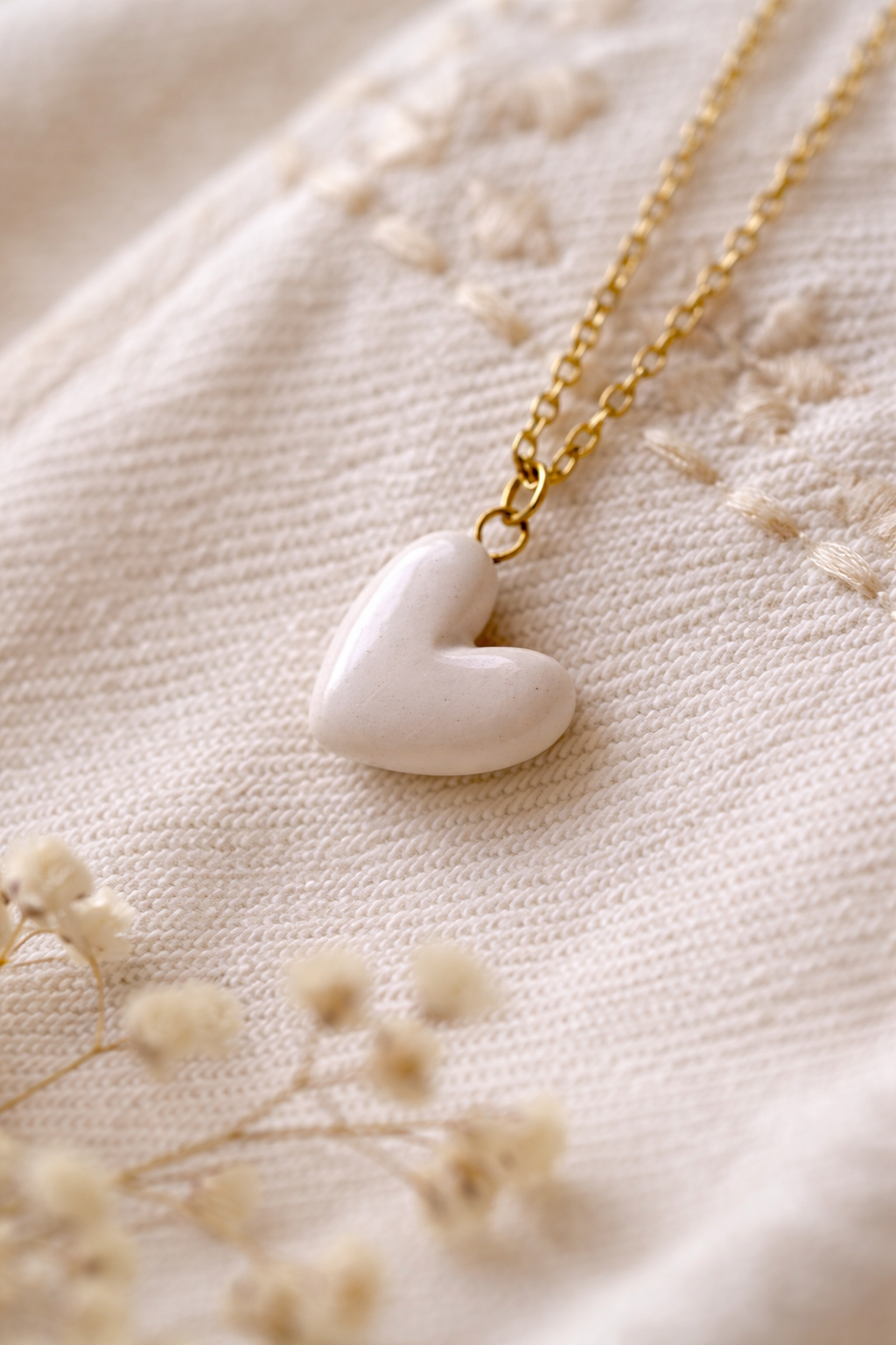 Collier en céramique en cœur délicat