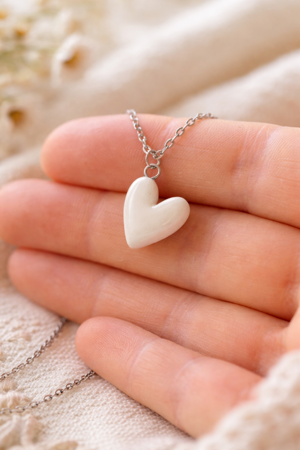 Pendentif cœur délicat en céramique blanche