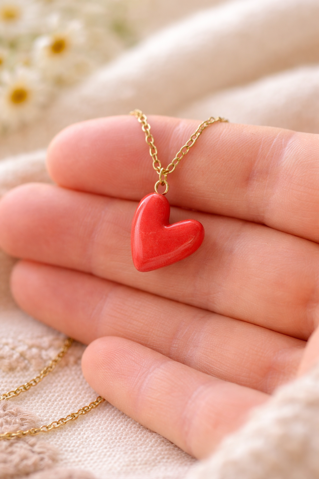 Pendentif en cœur rouge en détail