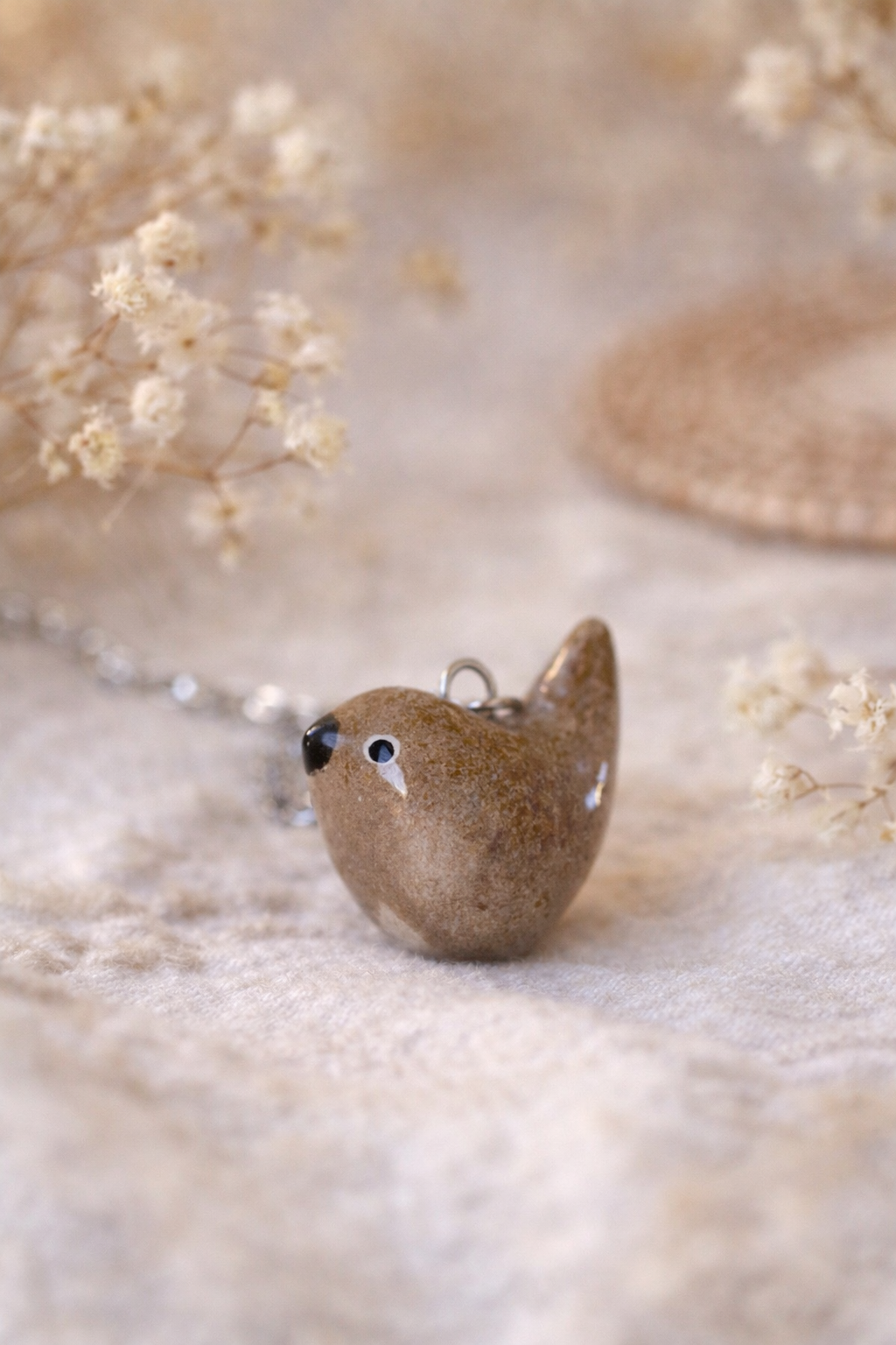 Pendentif oiseau céramique sur tissu