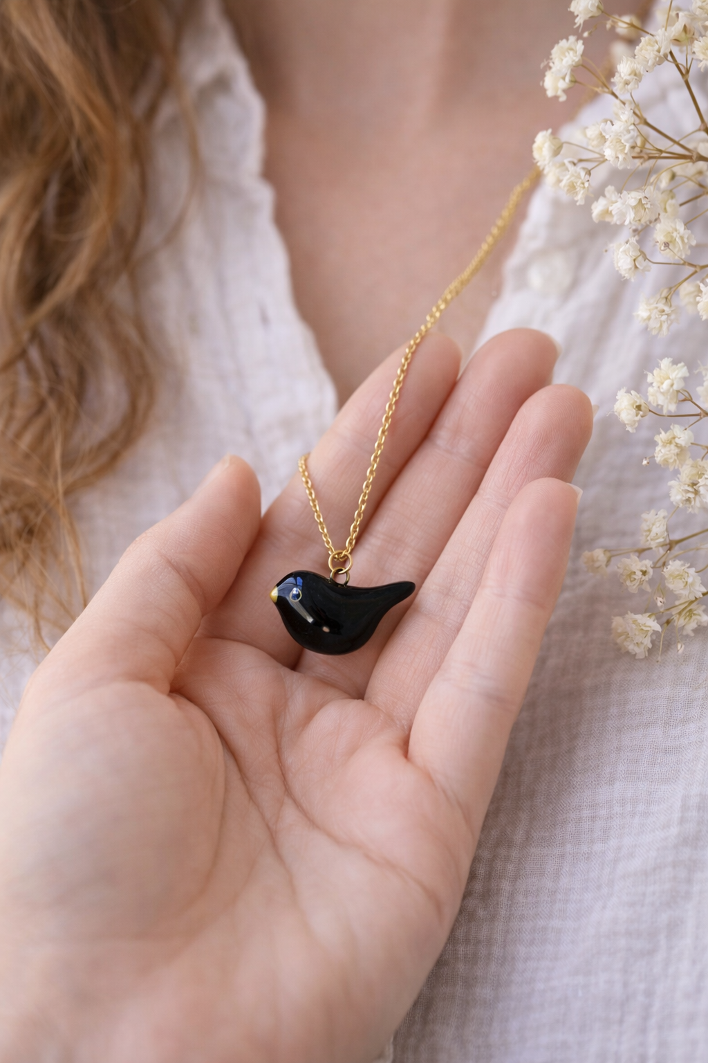 Pendentif oiseau noir et douceur élégante